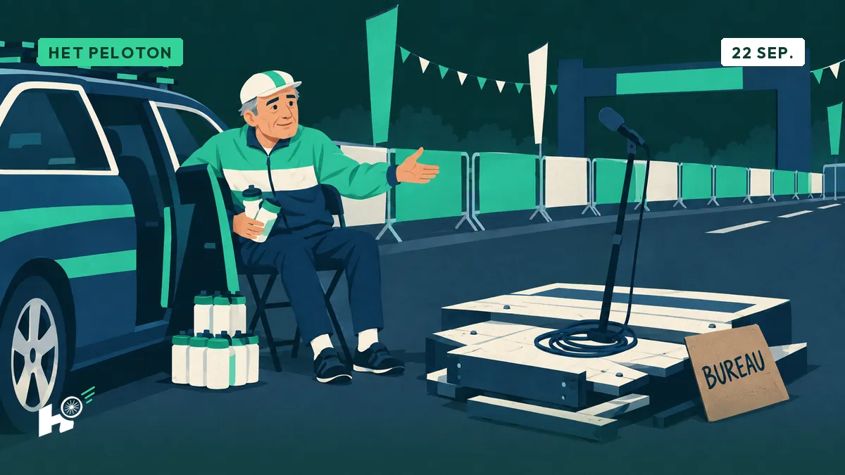 Een microfoon op een afgebroken podium, Rik op een klapstoel met koffie en bidons, een karton « BUREAU » tegen het podium.