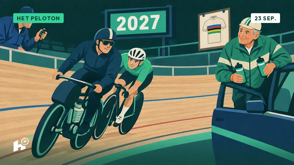 Rik kijkt naar een stayer die achter een gemotoriseerde piloot over de piste rijdt.