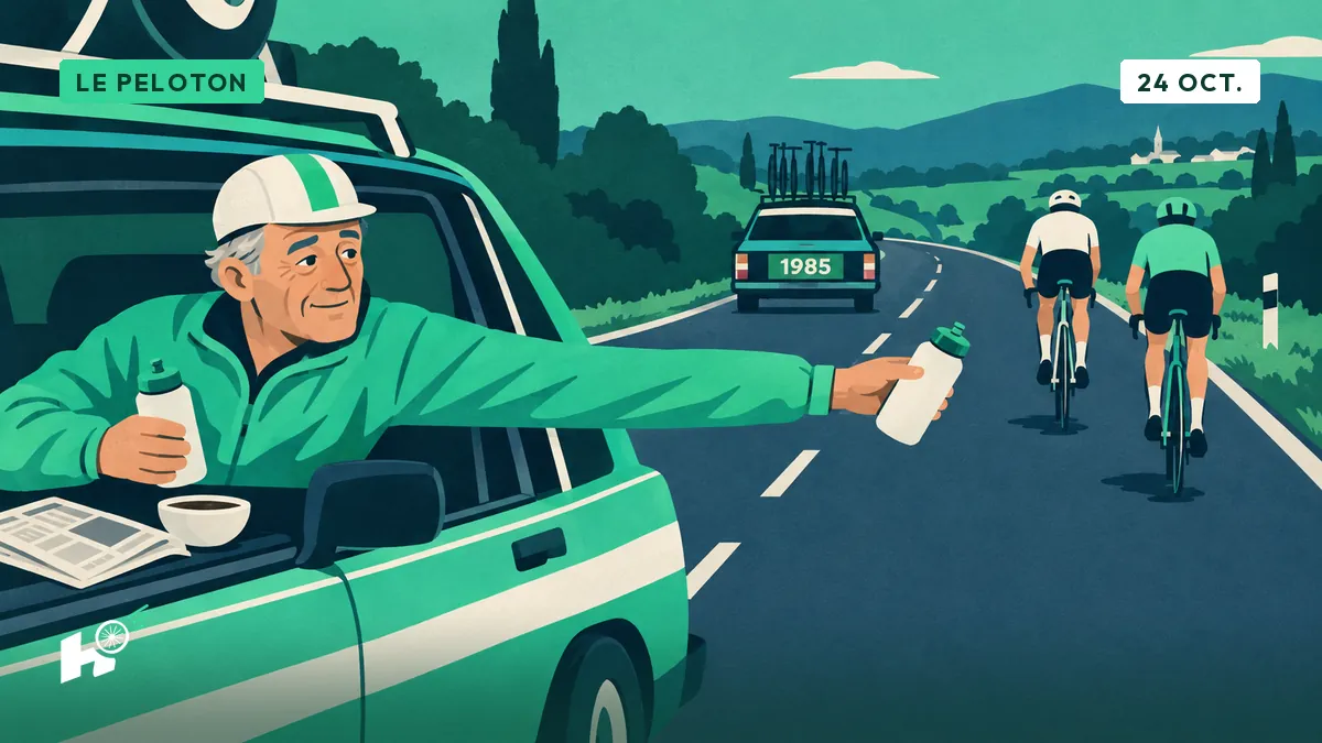 Rik, au volant d'une voiture de club, tend un bidon par la vitre vers deux cyclistes lointains, un journal posé sur le tableau de bord.